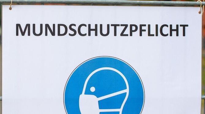 Ein Schild weist auf das verpflichtende Tragen einer Maske hin