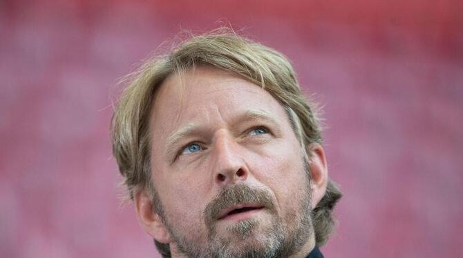 Sven Mislintat steht im Stadion