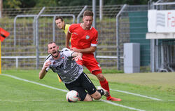 Stets hart am Mann: Frederick Mohr (rotes Trikot) vom SSV Reutlingen, hier im Duell mit dem Göppinger Gentian Lekaj.  FOTO:TBAUR
