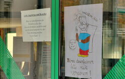 Überall Hinweise für Besucher: Im Martinshaus auch handgemalt. FOTO: NIETHAMMER