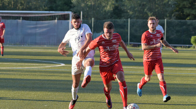Jacob Ammann (Mitte) von der SG Reutlingen im Zweikampf mit Bilal Benguia von den Young Boys Reutlingen.