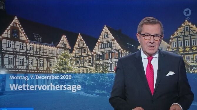Der weihnachtlich erleuchtete Marktplatz von Bad Urach neben Tagesschausprecher Jan Hofer und vor dem Wetterbericht.