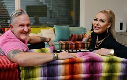 Die Reutlinger Oliver und Bettina Gekeler in ihrem Wohnzimmer auf der Designer-Couch. Das gute Stück ist der Lieblingstobeplatz 