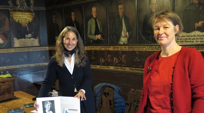 Die Vorsitzende Barbara Krämer (links) und Dr. Kathrin Fastnacht (das Bild zeigt sie im Heimatmuseum) bereiten eine Festschrift Die Vorsitzende Barbara Krämer (links) und Dr. Kathrin Fastnacht (das Bild zeigt sie im Heimatmuseum) bereiten eine Festschrift