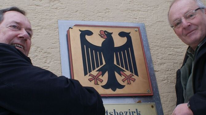 Bezirksvorsteher Horst Medrow (links) und Geschäftsführer Willi Börgmann schraubten am 30. Dezember 2010 das Gutsbezirk-Schild a Bezirksvorsteher Horst Medrow (links) und Geschäftsführer Willi Börgmann schraubten am 30. Dezember 2010 das Gutsbezirk-Schild a