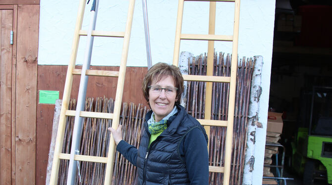 Ingrid Ertel aus Dettingen baut solche Leitern aus Holz. FOTO: OECHSNER Ingrid Ertel aus Dettingen baut solche Leitern aus Holz. FOTO: OECHSNER
