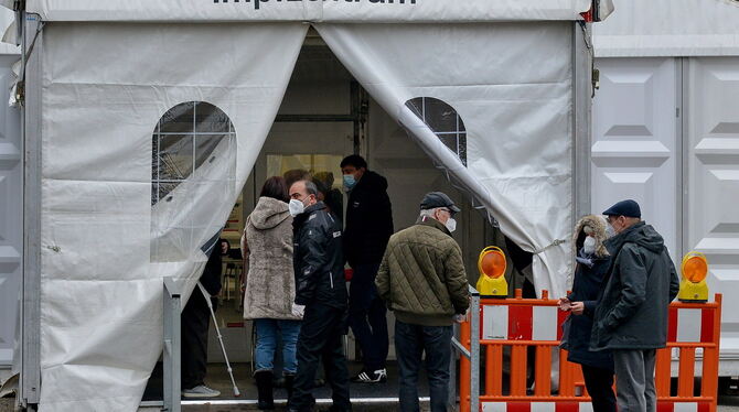 Impfzentrum Tübingen Menschen stehen vor dem Impfzentrum Tübingen an.
