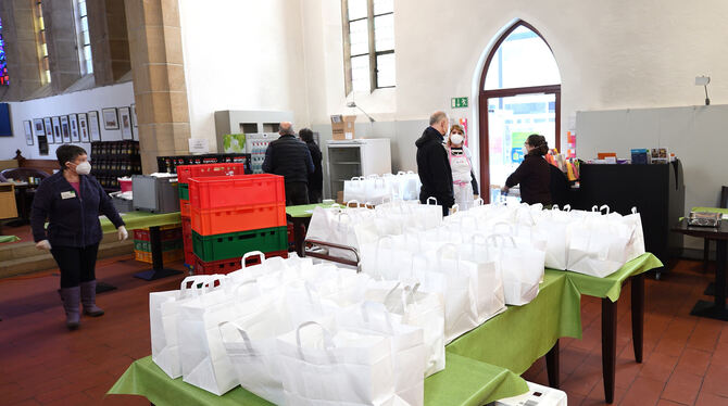 Wo sonst Menschen zusammen essen und sich unterhalten, stapeln sich dieses Mal Vespertüten. FOTOS: PIETH Wo sonst Menschen zusammen essen und sich unterhalten, stapeln sich dieses Mal Vespertüten. FOTOS: PIETH