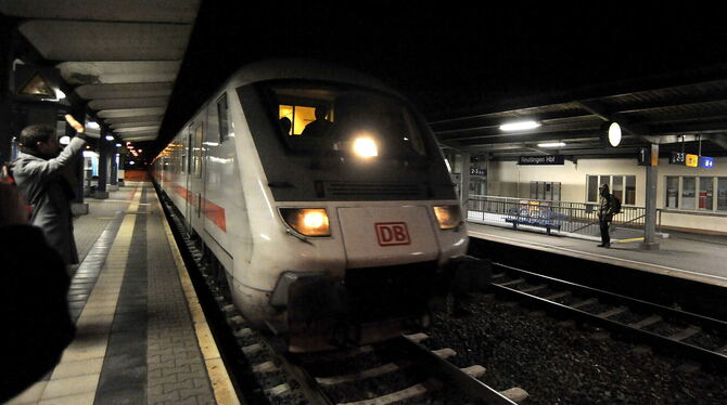 Ein InterCity-Zug hält im Reutlinger Hauptbahnhof. Seit Monaten fährt der schon nicht mehr auf der Neckar-Alb-Bahn. FOTO: NIETHA