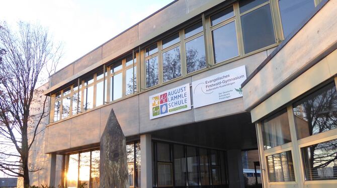 Das Namensschild der August-Lämmle-Schule in Kusterdingen muss jetzt einem neuen weichen. Der Gemeinderat entscheidet am Mittwoc Das Namensschild der August-Lämmle-Schule in Kusterdingen muss jetzt einem neuen weichen. Der Gemeinderat entscheidet am Mittwoc