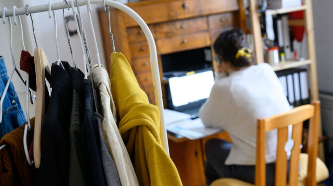 Mit dem Laptop am Katzentisch: Auf die Dauer ist das keine gute Lösung fürs Homeoffice. FOTO: GOLLNOW/DPA Mit dem Laptop am Katzentisch: Auf die Dauer ist das keine gute Lösung fürs Homeoffice. FOTO: GOLLNOW/DPA
