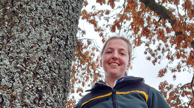 Mit 24 Jahren Revierleiterin: Die Sonnenbühlerin Anja Höll hat das Revier Mehrstetten übernommen. FOTO: FISCHER Mit 24 Jahren Revierleiterin: Die Sonnenbühlerin Anja Höll hat das Revier Mehrstetten übernommen. FOTO: FISCHER