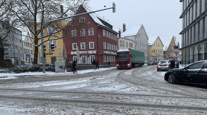 Rutschgefahr auf der Kreuzung am Burgplatz.