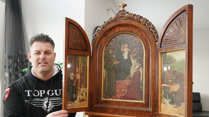 Holger Kimmerle tritt bei der RTL-Trödelshow »Die Superhändler« auf. Im Gepäck: ein Hausaltar aus Holz. FOTO: LENK Holger Kimmerle tritt bei der RTL-Trödelshow »Die Superhändler« auf. Im Gepäck: ein Hausaltar aus Holz. FOTO: LENK