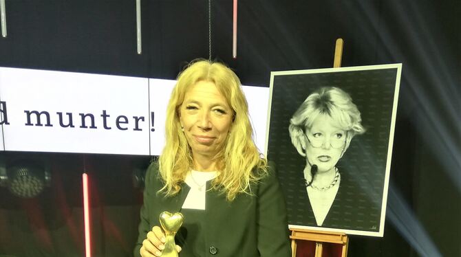 Lisa Federle mit dem von Alija Resic geschaffenen Skulptur