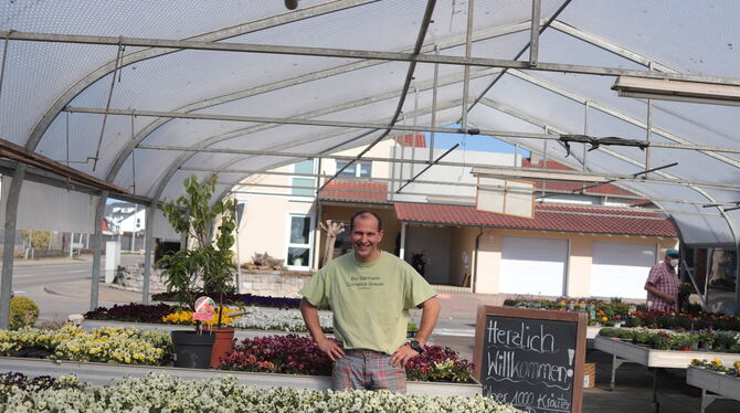 Der Gomaringer Biogärtner Cornelius Grauer setzt auf Abstand und frische Luft in der Corona-Pandemie. FOTO: WALDERICH Der Gomaringer Biogärtner Cornelius Grauer setzt auf Abstand und frische Luft in der Corona-Pandemie. FOTO: WALDERICH