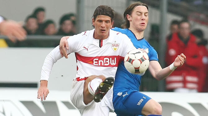 Matthias Jaissle (rechts) im Trikot der TSG Hoffenheim im Februar 2009 im Zweikampf mit Mario Gomez vom VfB Stuttgart. FOTO: EI Matthias Jaissle (rechts) im Trikot der TSG Hoffenheim im Februar 2009 im Zweikampf mit Mario Gomez vom VfB Stuttgart. FOTO: EI