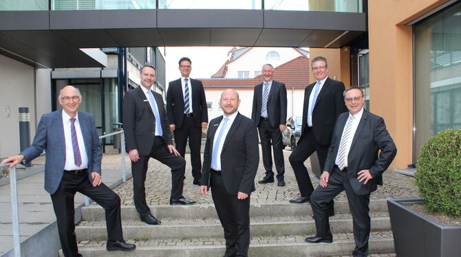 Die Verantwortlichen der Volksbank Münsingen und der Raiffeisenbank Mehrstetten (von links): Rudolf Veitz, Darko Zubak, Holger H Die Verantwortlichen der Volksbank Münsingen und der Raiffeisenbank Mehrstetten (von links): Rudolf Veitz, Darko Zubak, Holger H