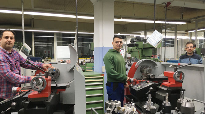 Erfolgreich als Fachkräfte für Metalltechnik (von links): Masoud Aghili, Mohammad Arab und Abdelsater Alabdallah. FOTO: MÖS Erfolgreich als Fachkräfte für Metalltechnik (von links): Masoud Aghili, Mohammad Arab und Abdelsater Alabdallah. FOTO: MÖS
