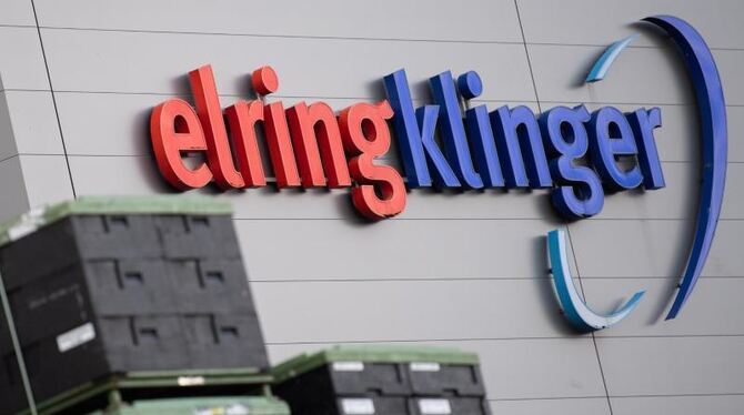 »ElringKlinger« steht auf einer Wand
