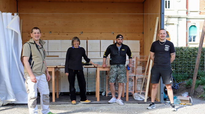 Der Pavillon ist vorbereitet für die Landesgartenschau. Stefan Broszeit (von links), Marianne Wurst, Ali B. und Daniel R. freuen