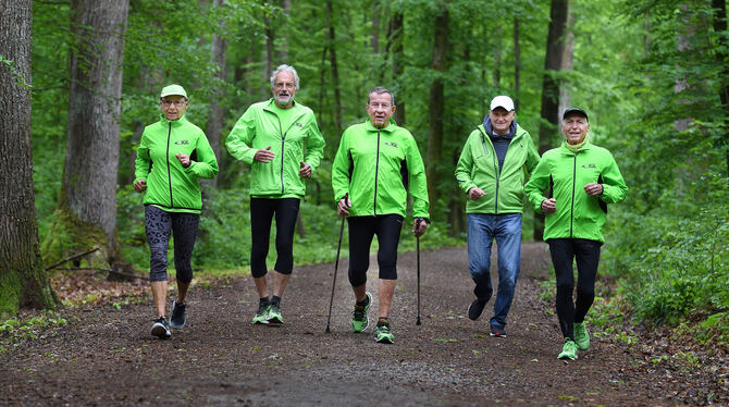 Die Organisatoren testen das Terrain: Der IGL-Lauf führt diesmal durch den Wasenwald. Auch Nordic-Walker können ihre Zeit bis zu