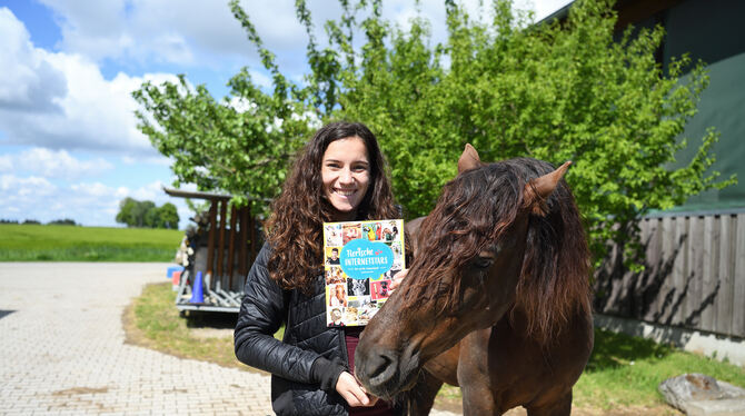 Emilia Schlotterbeck hat es mit ihrer Instagram-Seite »dancinghorses« ins tierische Panini-Sammelalbum geschafft.  FOTOS: PIETH