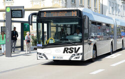 Das Busfahren für Schüler ist ab Juli wieder teurer.