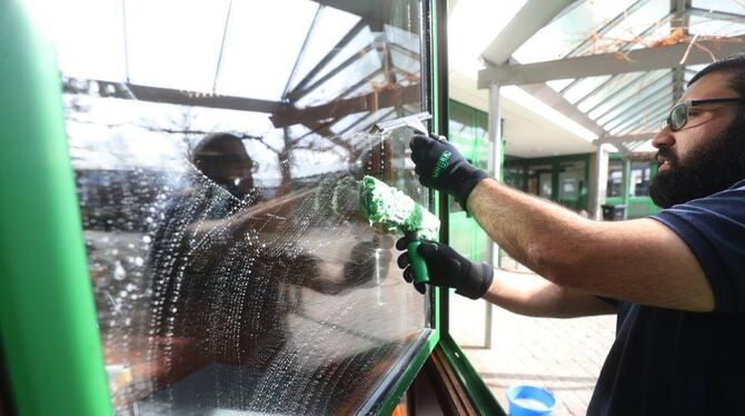 Die professionelle Glasreinigung steht in Metzingen auch auf dem Stundenplan. FOTOS: GEWERBLICHE SCHULE METZINGEN Die professionelle Glasreinigung steht in Metzingen auch auf dem Stundenplan. FOTOS: GEWERBLICHE SCHULE METZINGEN