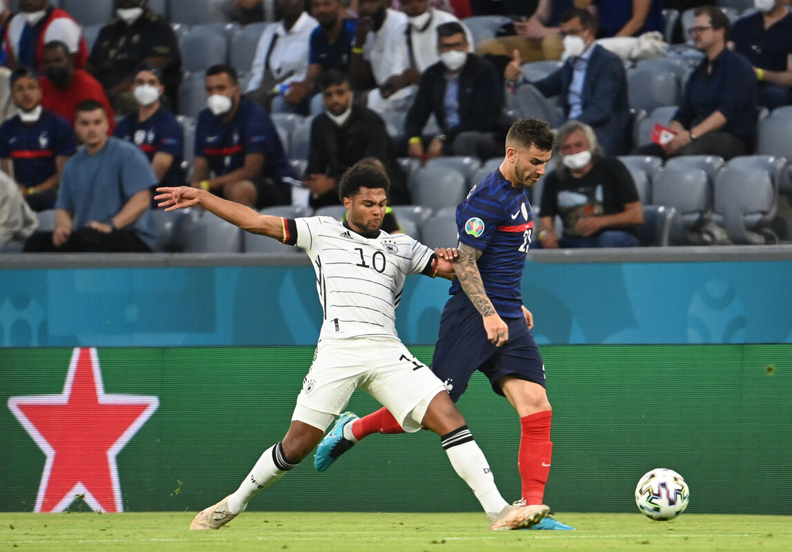 Serge Gnabry (Deutschland) und Lucas Hernandez (Frankreich, r) in Aktion