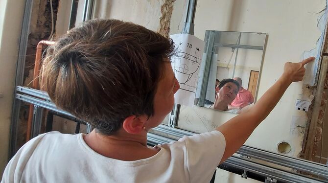Restauratorin Sabine Haarseim hat alte Farbschichten in der Alten Schule in Bleichstetten freigelegt. In der Schülertoilette war Restauratorin Sabine Haarseim hat alte Farbschichten in der Alten Schule in Bleichstetten freigelegt. In der Schülertoilette war