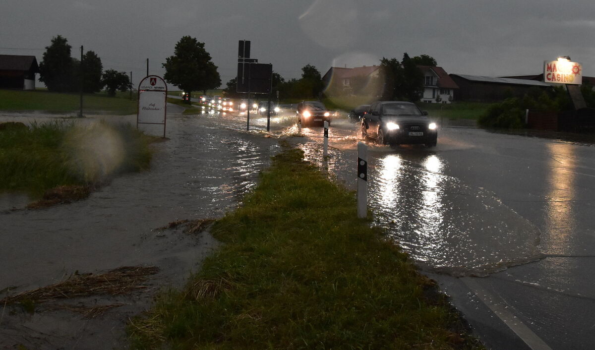 Landesstraße nach Gomaringen in Nehren geflutet FOTO MEYER