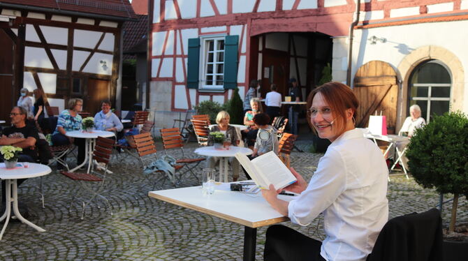 Sybille Baecker las im Gomaringer Schlosshof aus ihrem neuen Krimi. FOTO: SCHEURER Sybille Baecker las im Gomaringer Schlosshof aus ihrem neuen Krimi. FOTO: SCHEURER