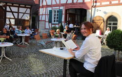 Sybille Baecker las im Gomaringer Schlosshof aus ihrem neuen Krimi.  FOTO: SCHEURER