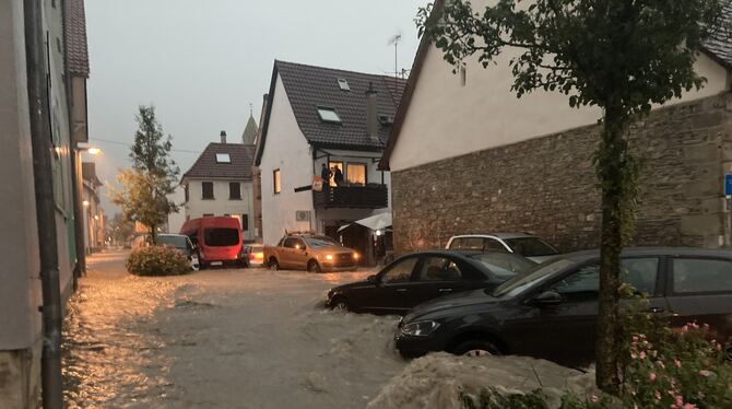 Geflutet: die Straße »Im Wasen«, rechts die Rückwand der Zehntscheuer. FOTO: FEUERWEHR Geflutet: die Straße »Im Wasen«, rechts die Rückwand der Zehntscheuer. FOTO: FEUERWEHR