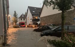 Geflutet: die Straße »Im Wasen«, rechts die Rückwand der Zehntscheuer. FOTO: FEUERWEHR