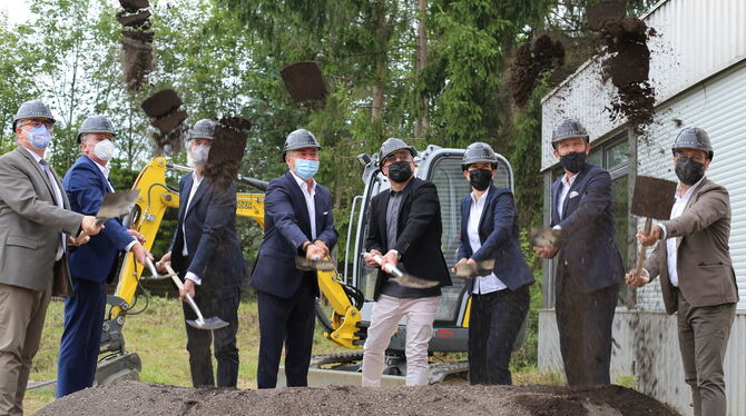 Spatenstich für die neue Betriebskindertagesstätte der Hugo Boss AG in Metzingen, von rechts Murat Ercan, Projektleiter Kita Bos
