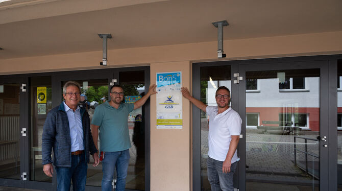 Da ist noch Platz: Schulleiter Joachim Allgaier, Magnus Klinzing und Dominic Ege (von links) finden eine Stelle für das neue Sch