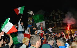 Italienische Fans feiern den EM-Titel ihrer Mannschaft auf dem Marktplatz in Reutlingen.