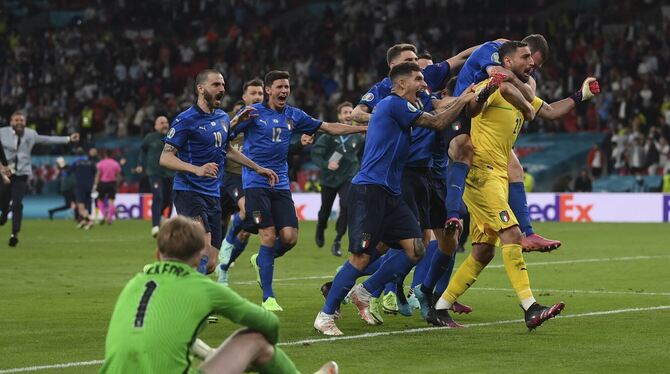 Gegensätze: Die Italiener feiern den Titelgewinn, Englands Keeper Jordan Pickford am Boden. FOTO: POTTS/DPA Gegensätze: Die Italiener feiern den Titelgewinn, Englands Keeper Jordan Pickford am Boden. FOTO: POTTS/DPA