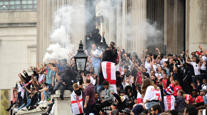 Das Ende der Zurückhaltung: Fans am Trafalgar Square. FOTO: SALCI/DPA