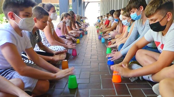Da ist viel Übung und Fingerfertigkeit gefragt: Die List-Schüler beim »Cup-Song«. FOTO: SCHULE Da ist viel Übung und Fingerfertigkeit gefragt: Die List-Schüler beim »Cup-Song«. FOTO: SCHULE