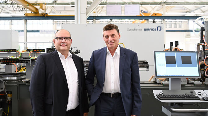 Vorstandssprecher Uwe-Peter Weigmann (links) und Vorstandsmitglied Martin Holder von der Wafios AG vor dem Speedformer des Unter Vorstandssprecher Uwe-Peter Weigmann (links) und Vorstandsmitglied Martin Holder von der Wafios AG vor dem Speedformer des Unter