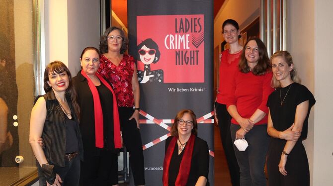 In der Ladies Crime Night: Sängerin Sally Grayson und die Autorinnen Maribel Anibarro, Uschi Kurz, Mareike Fröhlich, Julia Hofel In der Ladies Crime Night: Sängerin Sally Grayson und die Autorinnen Maribel Anibarro, Uschi Kurz, Mareike Fröhlich, Julia Hofel