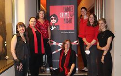 In der Ladies Crime Night: Sängerin Sally Grayson und die Autorinnen Maribel Anibarro, Uschi Kurz, Mareike Fröhlich, Julia Hofel