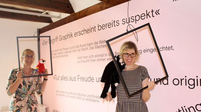 Kulturamtsleiterin Anke Bächtiger (links) und Museumsleiterin Dr. Ina Dinter haben die Kunst-Lounge eröffnet. FOTO: SPIESS Kulturamtsleiterin Anke Bächtiger (links) und Museumsleiterin Dr. Ina Dinter haben die Kunst-Lounge eröffnet. FOTO: SPIESS