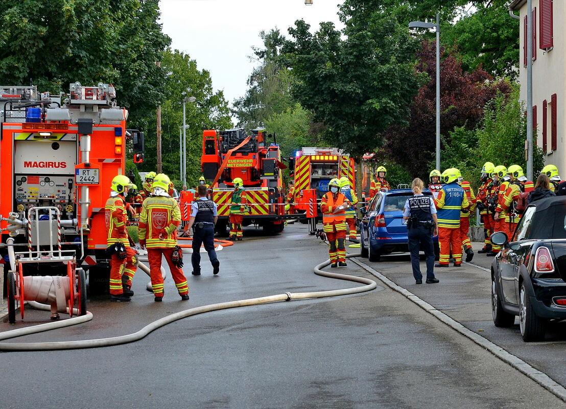 Brand Nach Blitzeinschlag: Großer Einsatz Für Die Metzinger Feuerwehr ...