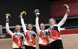Deutschlands Bahnrad-Vierer bei der Siegerehrung (von links): Franziska Brauße aus Eningen, Lisa Brennauer, Lisa Klein und Mieke