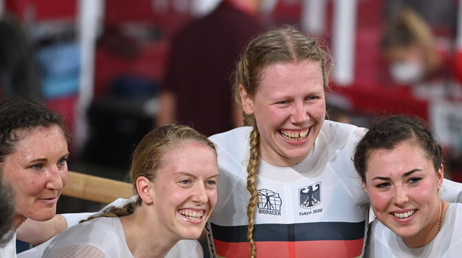 Der deutsche Bahnrad-Vierer feiert nachd em Rennen (von links): Lisa Brennauer, Franziska Brauße aus Eningen, Mieke Kröger und L
