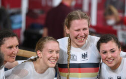 Der deutsche Bahnrad-Vierer feiert nachd em Rennen (von links): Lisa Brennauer, Franziska Brauße aus Eningen, Mieke Kröger und L